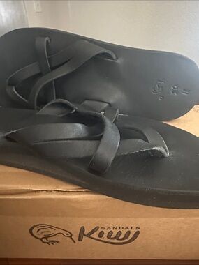 Kiwi Black Women's Slide Sandals with Cross Straps Size 10 Narrow